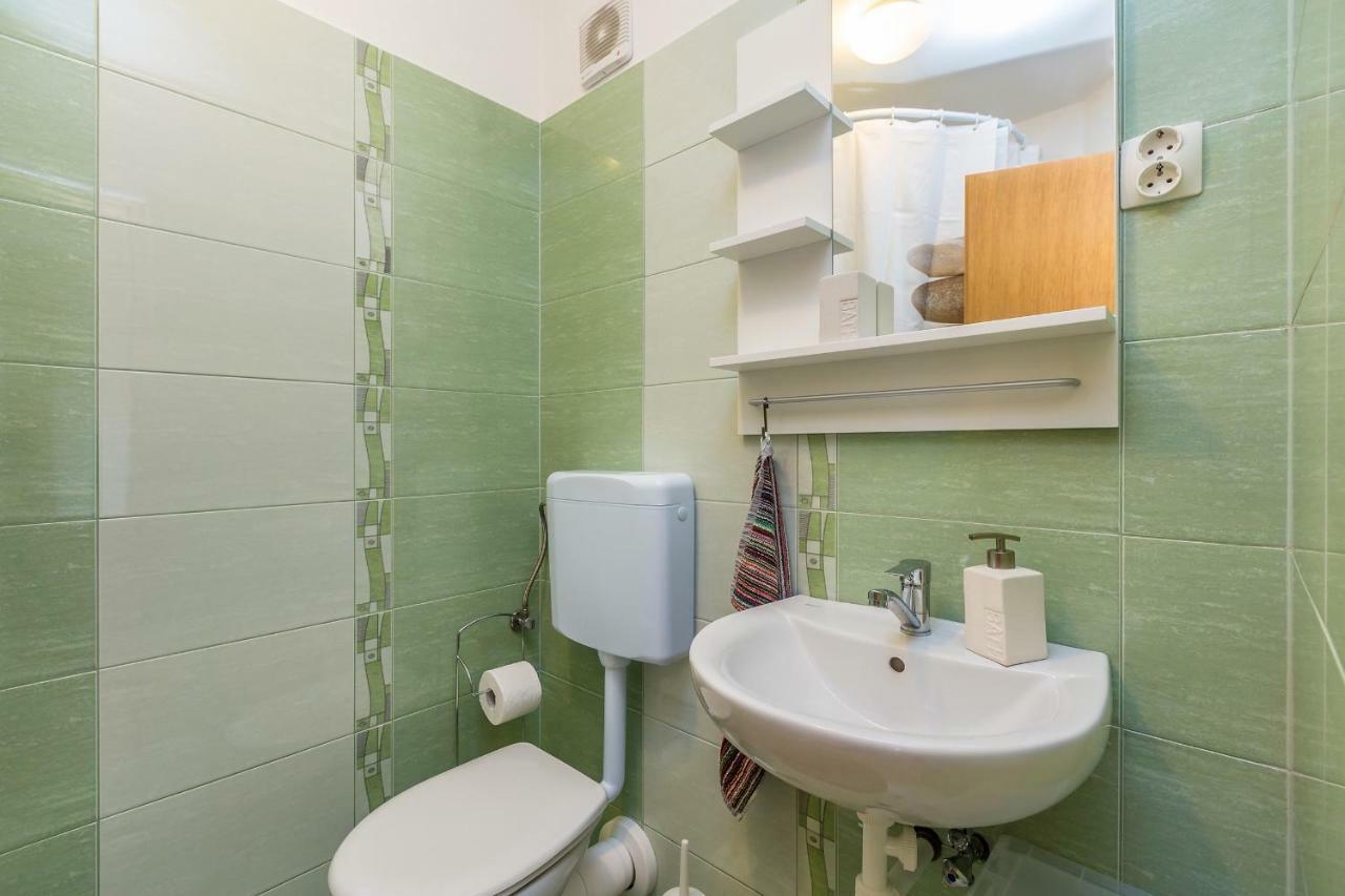 Studio Apartman Magdalena Apartamento Omišalj Exterior foto